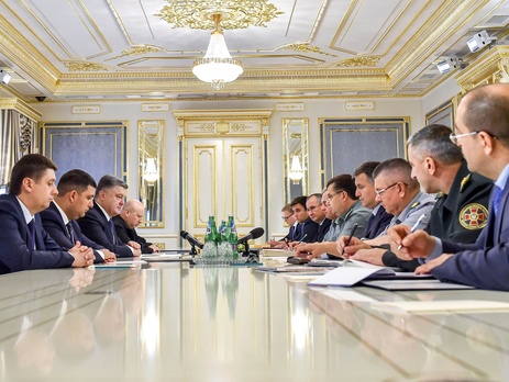 Порошенко: Ни одна политическая сила в Украине не будет иметь вооруженных ячеек