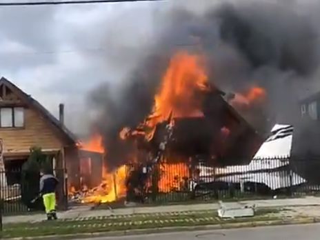 ﻿У Чилі на житлові будинки впав літак, загинуло шестеро людей