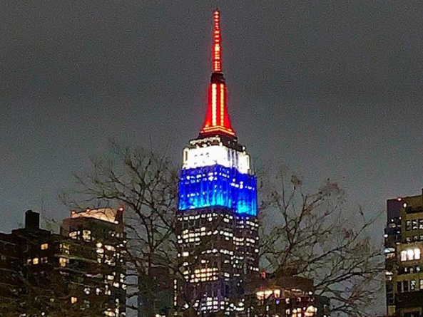 Небоскреб Эмпайр-стейт-билдинг в Нью-Йорке подсветили цветами флага Франции из-за пожара в соборе Парижской Богоматери