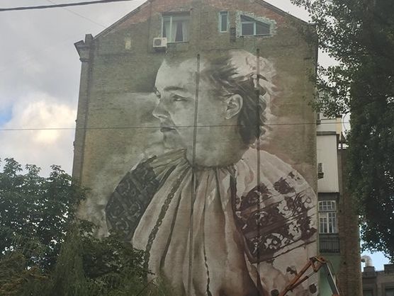 В центре Киева на стене дома появилось граффити с изображением Леси Украинки