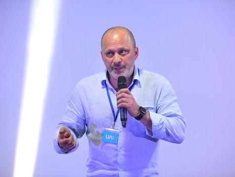 ﻿Трибуни ділять упоперек, символіку партій не використовують. Аласанія розповів про домовленості штабів Порошенка і Зеленського щодо дебатів на 