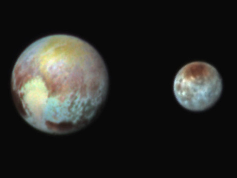 NASA опубликовало снимки Плутона и его спутника Харона