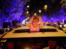 Тысячи иранцев праздновали на улицах Тегерана снятие санкций со страны. Фоторепортаж