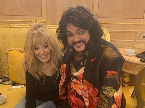 ﻿Пугачова після ювілейного концерту хором із Кіркоровим і Галкіним заспівала за лаштунками