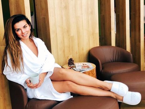 Седокова в халате оголила грудь