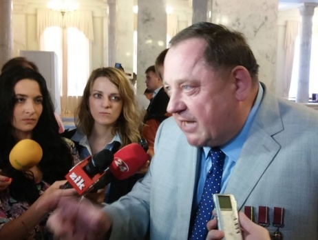 Экс-ректор Мельник пришел в Верховную Раду в орденах. Видео