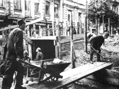 Киевлянка Хорошунова в дневнике 1941 года: Рвы роют мобилизованные женщины, которые работают еще в учреждениях. Бывают прохожих останавливают и предлагают рыть