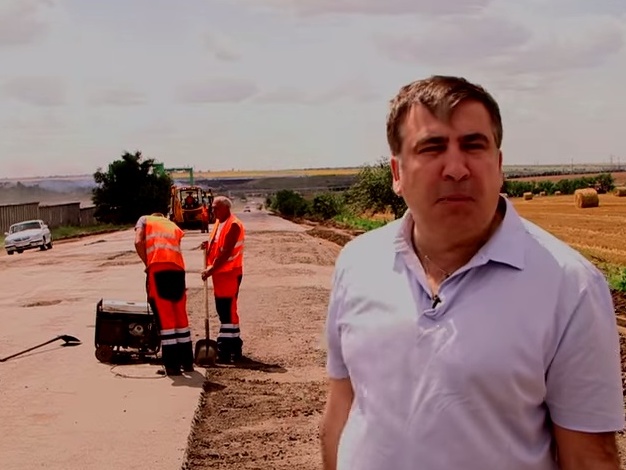 Саакашвили: Куда бы я ни ехал, Облавтодор начинает ямочный ремонт дорог. Проезжаю обратно &ndash; останавливаются