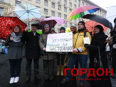 "Путин, не бойся Дождя": Активисты с зонтиками поддержали российский канал. Фоторепортаж