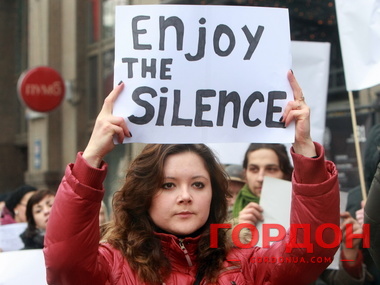 Активисты пришли к главному посольству Евросоюза с молчаливым протестом. Фоторепортаж