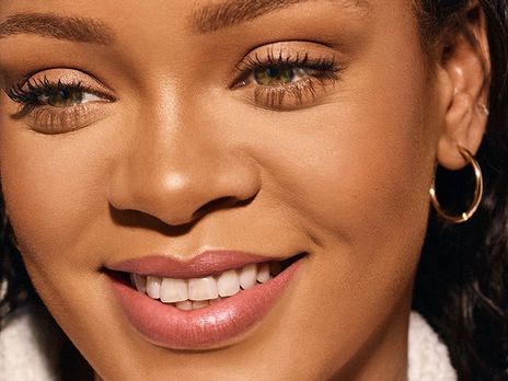 Рианна в вуали и перьях снялась для Harper's Bazaar