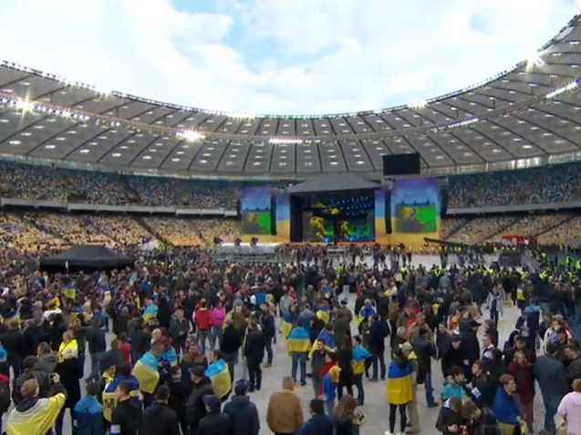 Полиция демонтировала одну из сцен Порошенко на НСК "Олимпийский"