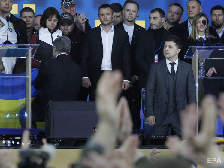 ﻿Зеленський і Порошенко стали на коліна на знак поваги до родичів загиблих на Донбасі