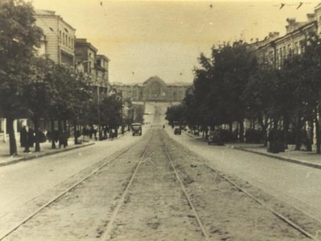 Киевлянка Хорошунова в дневнике 1941 года: Сводки ничего нового не говорят, но город настроен оптимистически. Крепнет надежда, что Киев не отдадут