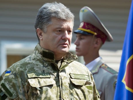 Порошенко наградил 60 военных и четверых милиционеров, погибших в зоне АТО