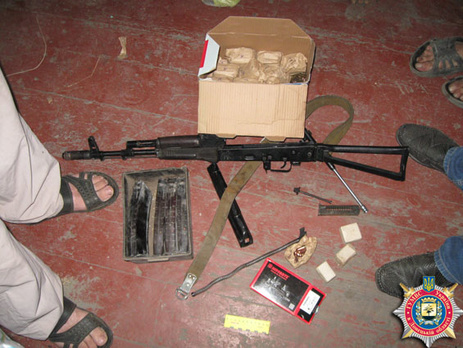 В Красноармейске милиционеры изъяли у местного жителя оружие и взрывчатку. Фоторепортаж