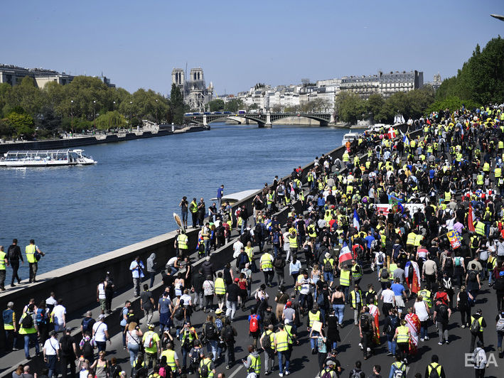 Полиция Парижа задержала более 130 участников протестов "желтых жилетов"