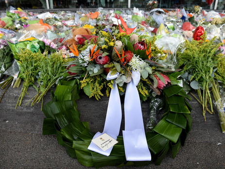 Цветы в память о жертвах рейса МН-17, аэропорт Схипхол (Амстердам), 25 июля 2014 года.