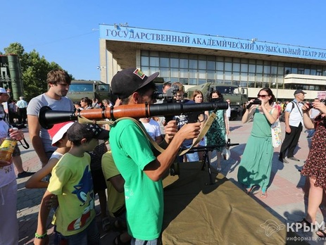 В Симферополе агитировали вступать по контракту в российскую армию. Фоторепортаж