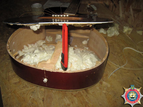 В отделениях экспресс-доставки в Донецкой области милиция изъяла боеприпасы и оружие. Фоторепортаж