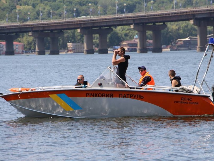 ГСЧС: Спасатели установили водолазно-спасательный пост возле моста Патона в Киеве
