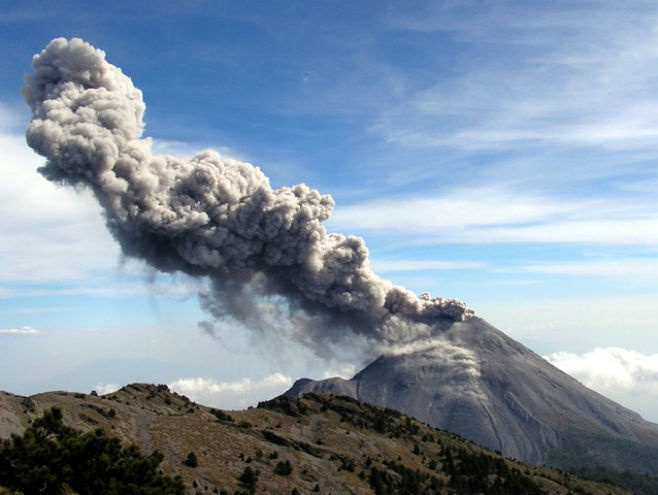В Мексике объявлен режим чрезвычайной ситуации из-за извержения вулкана Колима