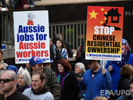 В Австралии противники наплыва мигрантов столкнулись с участниками акции против расизма. Фоторепортаж