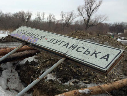 В Станице Луганской в результате обстрела сгорели дома