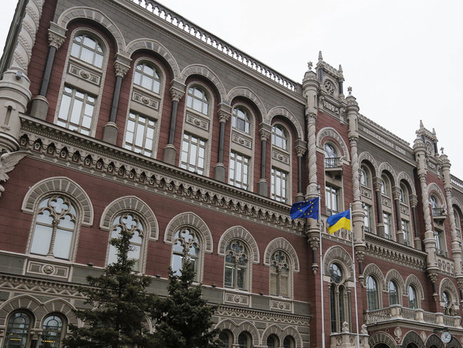 Нацбанк незначительно ослабил курс гривны к доллару