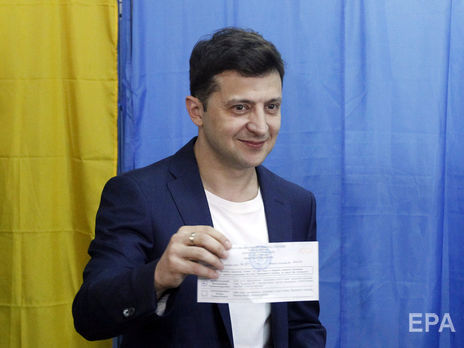 На избирательном участке Зеленский показал свой заполненный бюллетень