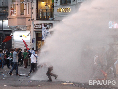 В Стамбуле полиция применила слезоточивый газ для разгона антиправительственной акции, переросшей в беспорядки. Фоторепортаж