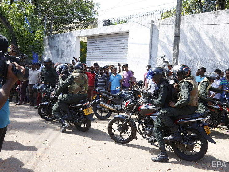 Взрывы в Шри-Ланке: Трое полицейских были убиты во время рейда. В стране ввели комендантский час