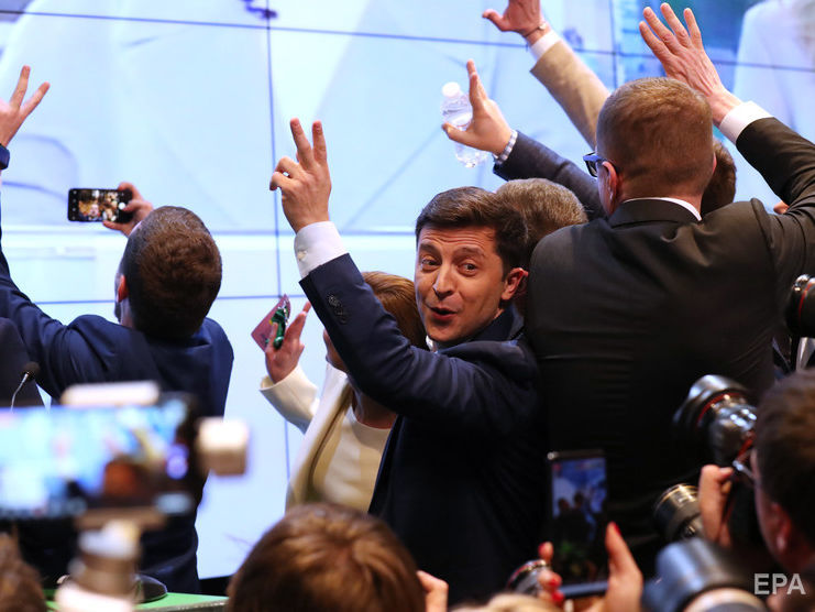 Зеленский сообщил, что Макрон поздравил его с победой на выборах
