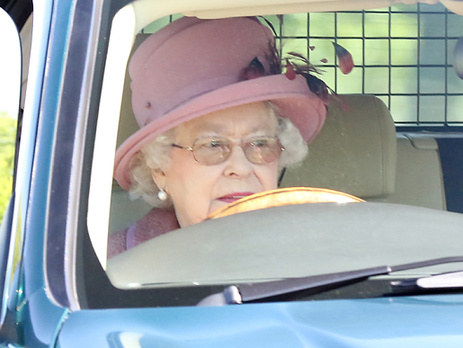 Британская королева, ехавшая за рулем Jaguar X-type, вырулила на газон, объезжая семейную пару