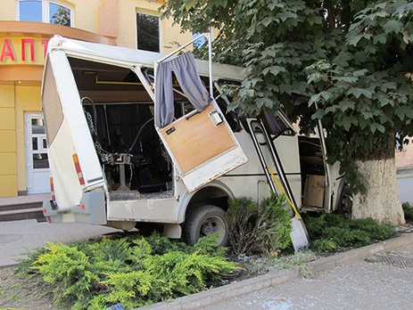 В Хмельницкой области маршрутка врезалась в дерево, девять человек травмированы