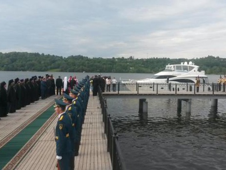Патриарх Кирилл прибыл к прихожанам на яхте за $4 млн. Фоторепортаж