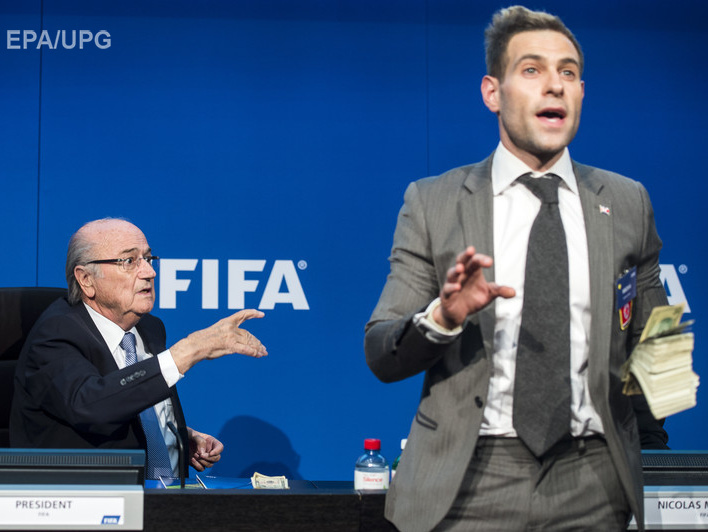 ФИФА подала в швейцарскую полицию заявление на комика, который забросал Блаттера фальшивыми деньгами