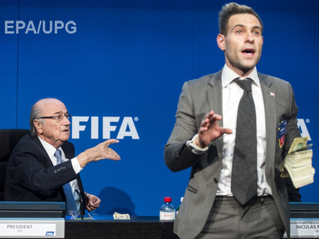 ФИФА подала в швейцарскую полицию заявление на комика, который забросал Блаттера фальшивыми деньгами