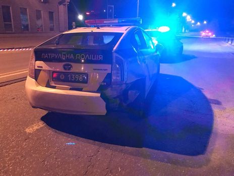 ﻿У центрі Києва чоловік викрав авто патрульних і збив співробітницю поліції