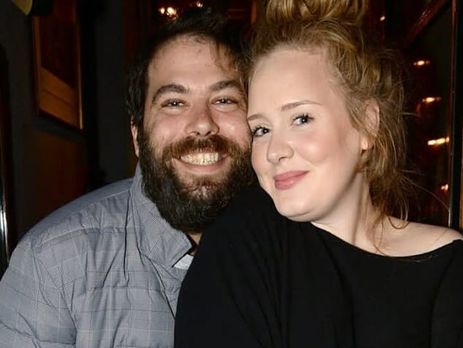 Адель развелась с Коннеки