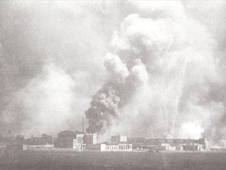 Киевлянка Хорошунова в дневнике 1941 года: Если уж о налетах сообщают по радио, значит, были действительно серьезные налеты. Ведь о том, что нас бомбили, по радио не сообщали