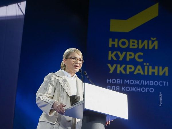 Тимошенко призвала "подставить плечо" Зеленскому и распустить правительство