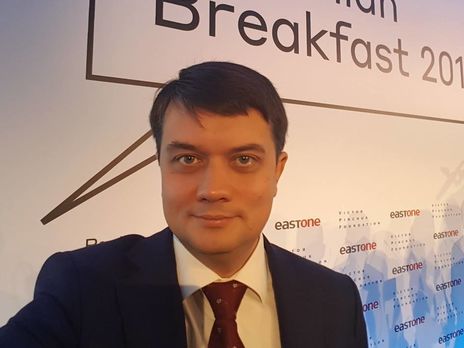 ﻿Радник Зеленського Разумков заявив, що в мовному питанні слід використовувати метод пряника