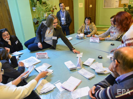 ЦИК Украины начал принимать протоколы с мокрыми печатями от окружных избиркомов