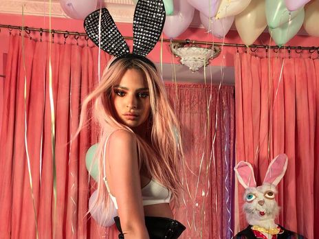 ﻿Ратаковські у стрингах приміряла образ великоднього кролика