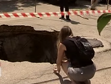 В Севастополе провалилась часть дороги, власти объявляют чрезвычайную ситуацию