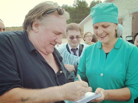 Депардье посетил Беларусь, Лукашенко научил его косить