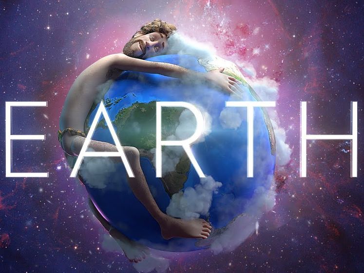 Earth. Лил Дики выпустил клип на трек с голосами Гранде, Бибера, Перри, Оры. Видео