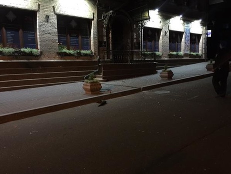 МВД: Неизвестный обстрелял здание банка в центре Киева, повреждены фасад и окна, пострадавших нет