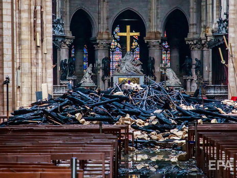 ﻿Згорілий собор Паризької Богоматері накриють брезентом